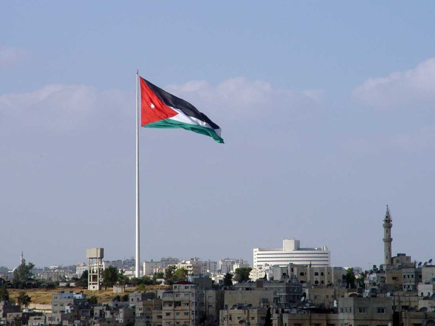 الأردن تستدعي القائم بالأعمال الإيراني بعد الهجوم الصاروخي على المملكة