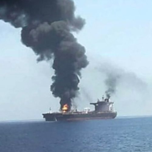 رويترز: حريق بسفينة شحن يونانية بعد إصابتها بمقذوف مجهول قرب مضيق هرمز
