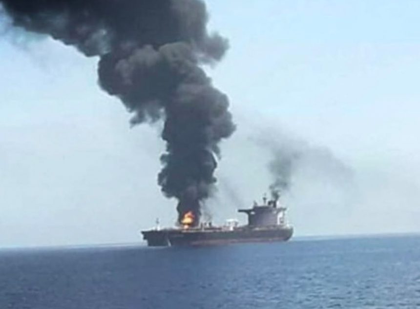 رويترز: حريق بسفينة شحن يونانية بعد إصابتها بمقذوف مجهول قرب مضيق هرمز