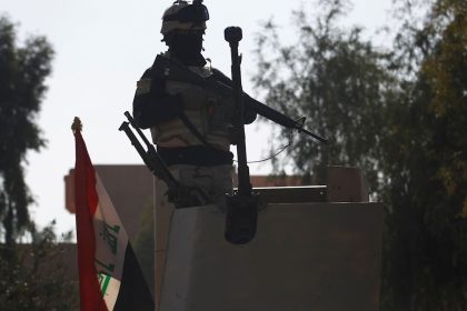 ترافقها النزاهة.. قوة كبيرة تجري عمليات تفتيش في "شارع الفلل" بالبوعيثة جنوبي بغداد