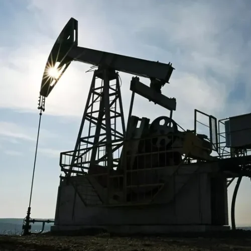 التصعيد في المنطقة يرفع أسعار النفط وعقود برنت الآجلة تتجاوز 96 دولارًا للبرميل