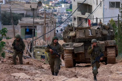 الجيش الإسرائيلي يفصل محافظات الضفة الغربية ويشن حملة مداهمات واعتقالات واسعة