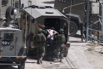 اسرائيل تعتقل أكثر من 70 فلسطينيا خلال مداهمات في الضفة الغربية