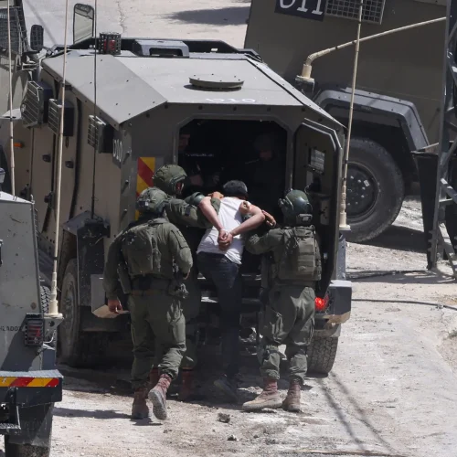 اسرائيل تعتقل أكثر من 70 فلسطينيا خلال مداهمات في الضفة الغربية