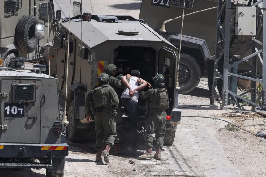 اسرائيل تعتقل أكثر من 70 فلسطينيا خلال مداهمات في الضفة الغربية