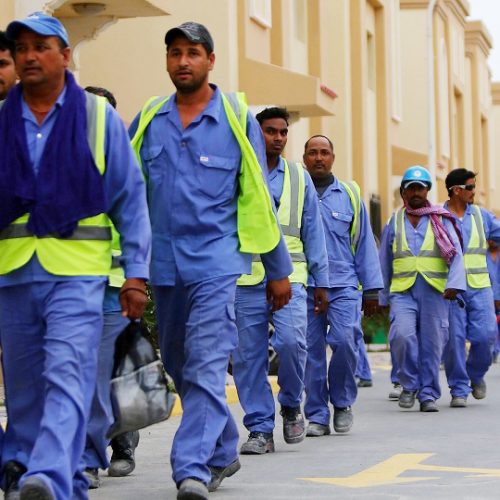 مؤكدة تسجيل حالات احتيال.. العمل: عدد العمالة الأجنبية المسجلة رسمياً لا يتجاوز (47) ألف عامل