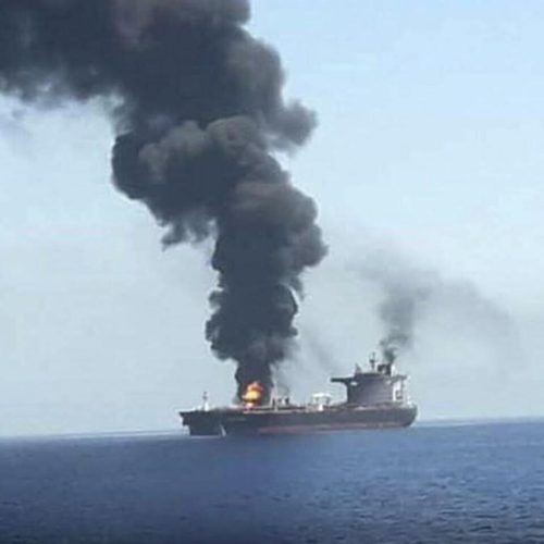إعلام إيراني: انفجار ناقلة نفط بعد اصطدامها بلغم بحري في مضيق هرمز