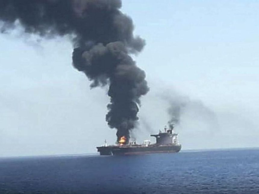 إعلام إيراني: انفجار ناقلة نفط بعد اصطدامها بلغم بحري في مضيق هرمز