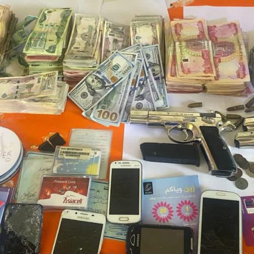 شرطة الأنبار تطيح بـ4 متهمين وتضبط أسلحة وأموال ومواد مختلفة في قضاء راوة