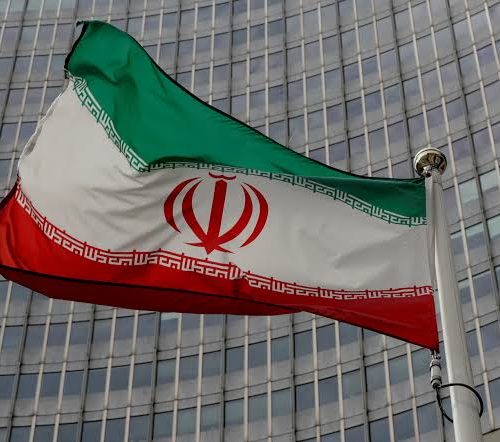 أكسيوس: واشنطن تراهن على العقوبات لإضعاف إيران أكثر من القصف