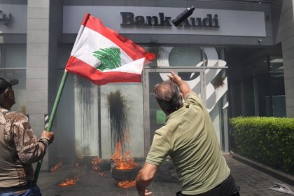 لبنان.. مودعون يضرمون النار أمام بنوك في بيروت للمطالبة باستعادة أموالهم