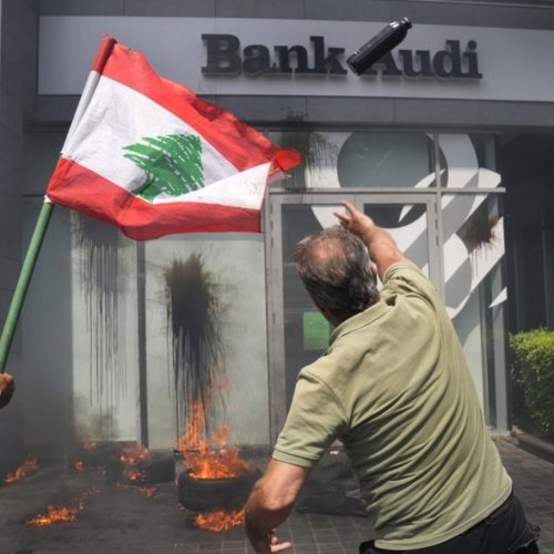 لبنان.. مودعون يضرمون النار أمام بنوك في بيروت للمطالبة باستعادة أموالهم