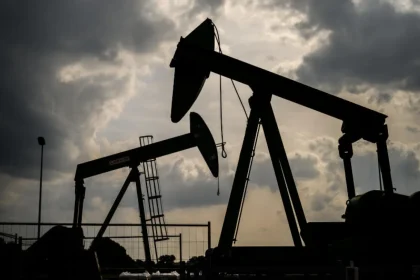 العقود الآجلة لخام برنت تهبط بأكثر من 5% إلى ما دون 84 دولارًا للبرميل