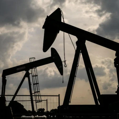 العقود الآجلة لخام برنت تهبط بأكثر من 5% إلى ما دون 84 دولارًا للبرميل
