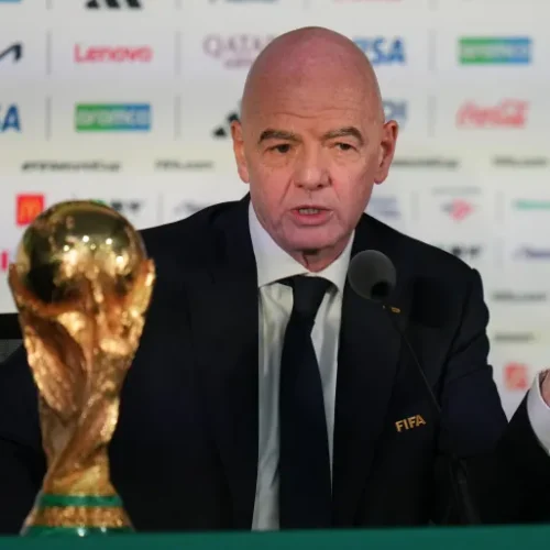 55 دولة تهدد بمقاطعة كأس العالم احتجاجًا على خطط رئيس الـ"فيفا" لبيع حقوق البطولة