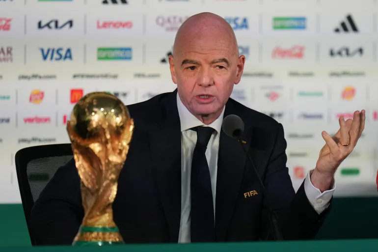 55 دولة تهدد بمقاطعة كأس العالم احتجاجًا على خطط رئيس الـ"فيفا" لبيع حقوق البطولة