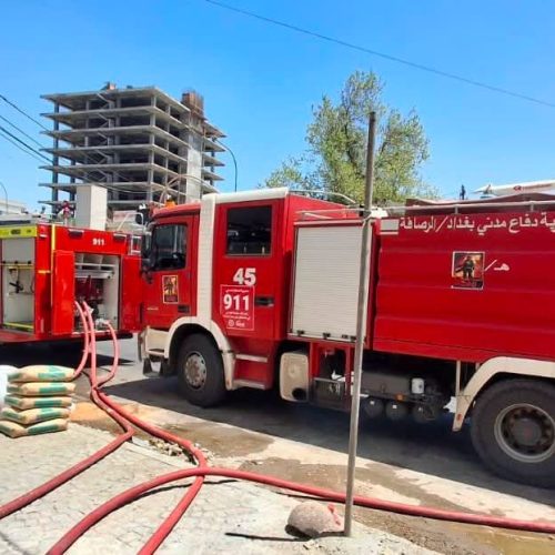 إخماد حريق داخل شركة لصناعة البوردات الكهربائية شمالي بغداد