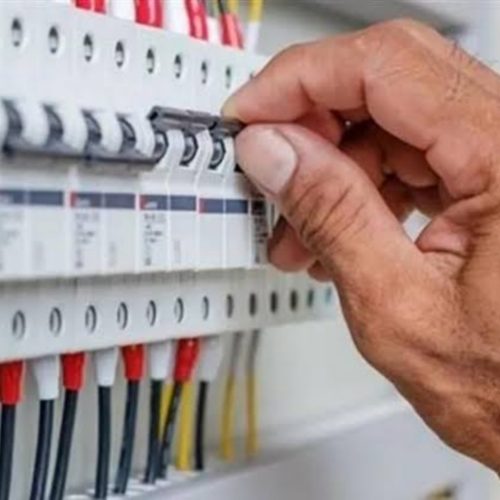 مجلس بغداد: رفع تسعيرة الأمبير إلى 13 ألف دينار خلال آب بسبب تراجع ساعات التجهيز