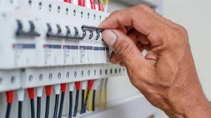 مجلس بغداد: رفع تسعيرة الأمبير إلى 13 ألف دينار خلال آب بسبب تراجع ساعات التجهيز