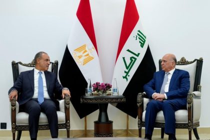 وزير الخارجية يؤكد لنظيره المصري إدانة العراق للهجوم الذي استهدف سفينتين في ميناء ⁧‫دمياط‬⁩