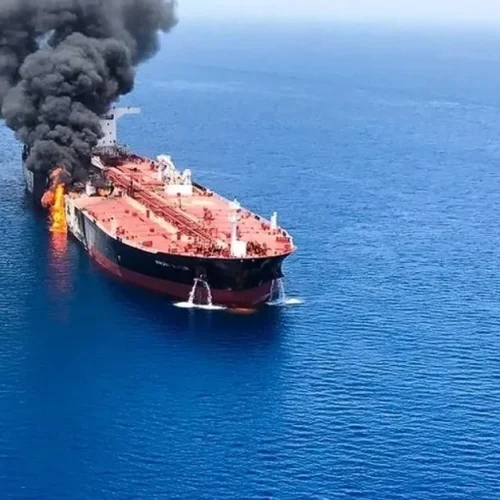 رويترز: إصابة سفينة بضائع بمقذوف قرب مضيق هرمز ومغادرة طاقمها وفقدان أحد البحارة