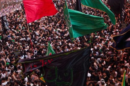 بالصور.. حشود الزائرين تُحيي زيارة أربعينية الإمام الحسين (ع)