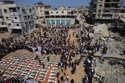 "أكبر جنازة في تاريخها".. غزة تودّع شهداء مجزرة الصبرة بعد عامين ونصف