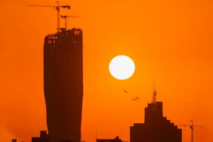 الأنواء الجوية: بغداد وثلاث محافظات سجلت درجة حرارة 50 مئوية اليوم