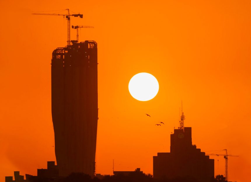 الأنواء الجوية: بغداد وثلاث محافظات سجلت درجة حرارة 50 مئوية اليوم