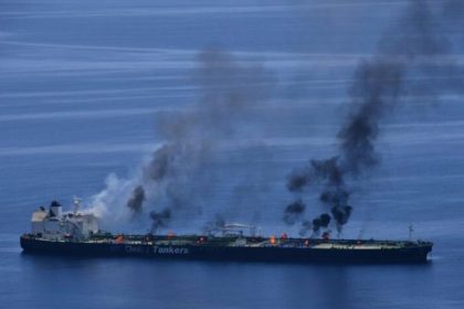 الحوثيون يعلنون اصابة سفينة نفطية سعودية بصاروخ باليستي في خليج عدن