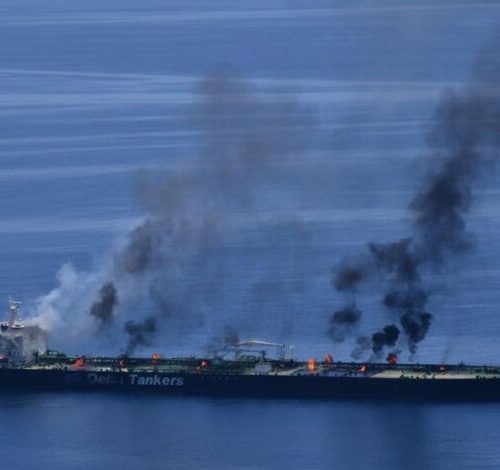 الحوثيون يعلنون اصابة سفينة نفطية سعودية بصاروخ باليستي في خليج عدن