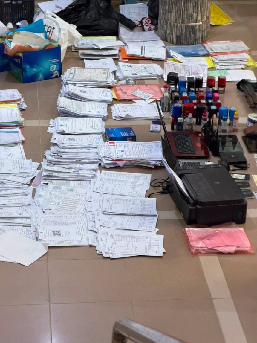 القضاء: القبض على عدد من موظفي بلدية الناصرية ومعقبين ضبطت بحوزتهم مستندات وأختام مزورة