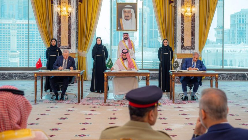 السعودية: الاتفاقية الدفاعية مع باكستان وتركيا ليست تهديداً لأمن أي دولة في المنطقة