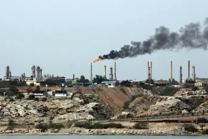 فايننشال تايمز: الحصار الأمريكي يشل صادرات النفط الإيرانية من جزيرة خارك