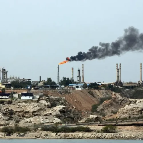 فايننشال تايمز: الحصار الأمريكي يشل صادرات النفط الإيرانية من جزيرة خارك