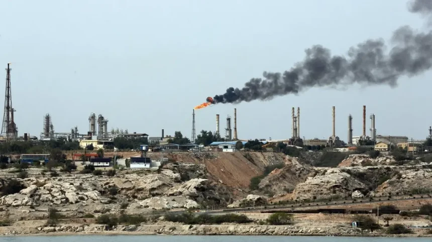 فايننشال تايمز: الحصار الأمريكي يشل صادرات النفط الإيرانية من جزيرة خارك
