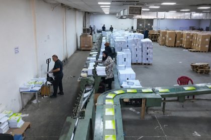 التربية توضح بشأن طباعة الكتب وتؤكد: الإجراءات تسير بشفافية ونعتمد على إعادة تدوير المستخدمة سابقاً