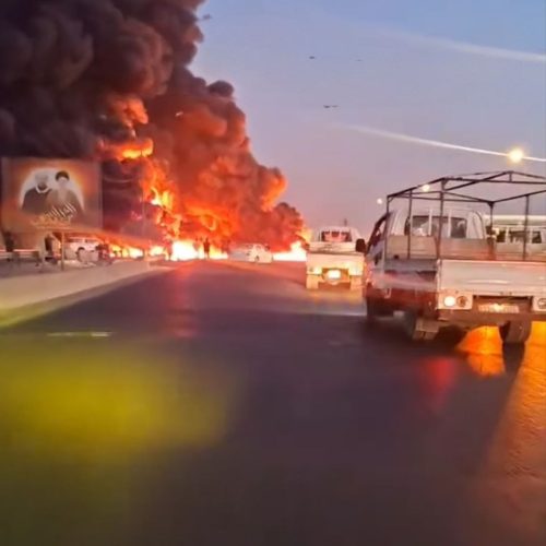 اندلاع النيران في صهريج نتيجة انقلابه على طريق الشعلة السريع شمالي بغداد