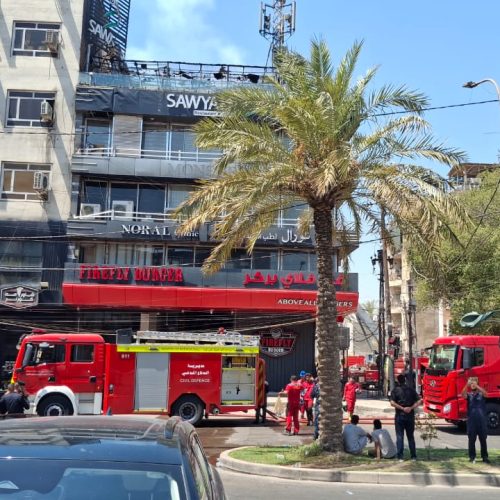 الدفاع المدني: إنقاذ 50 مواطناً وإخماد حريق اندلع داخل بناية في منطقة الكرادة ببغداد