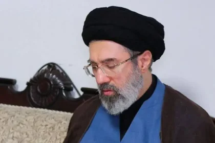 موقع المرشد الإيراني: بزشكيان التقى المرشد مجتبى خامنئي وبحثا القضايا العسكرية والاقتصادية في البلاد