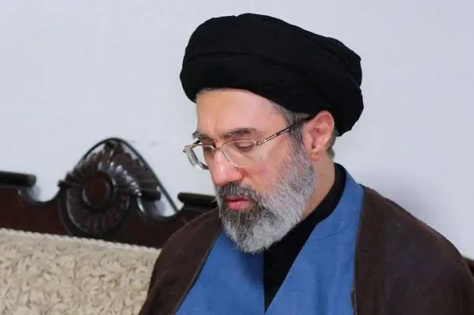 موقع المرشد الإيراني: بزشكيان التقى المرشد مجتبى خامنئي وبحثا القضايا العسكرية والاقتصادية في البلاد