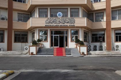 العمل تعلن موافقة رئيس الوزراء على تخصيص درجات وظيفية للأيتام في الدور الإيوائية