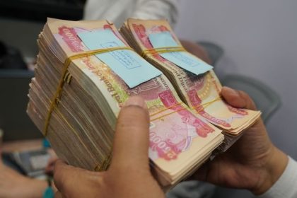 البرلمان ينفي شائعة توزيع الرواتب كل 45 يوماً