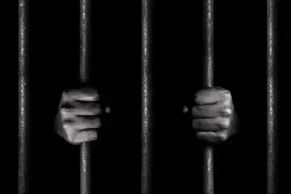 مصدر للرشيد: الحكم بالسجن 10 سنوات لضابط ومنتسبين عن جريمة اغتصاب موقوفة في الديوانية