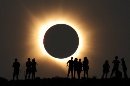 هوس الكسوف يجتاح إسبانيا وآيسلندا.. ملايين يستعدون لمشهد فلكي نادر