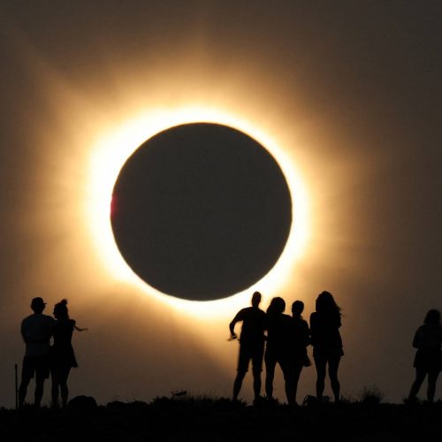 هوس الكسوف يجتاح إسبانيا وآيسلندا.. ملايين يستعدون لمشهد فلكي نادر