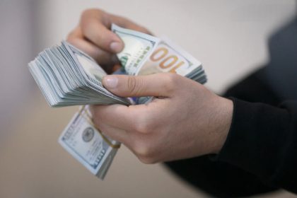 سعر الصرف يفتتح تعاملات الأسبوع على ارتفاع: 153,500 دينار مقابل 100 دولار