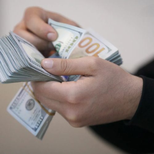 سعر الصرف يفتتح تعاملات الأسبوع على ارتفاع: 153,500 دينار مقابل 100 دولار