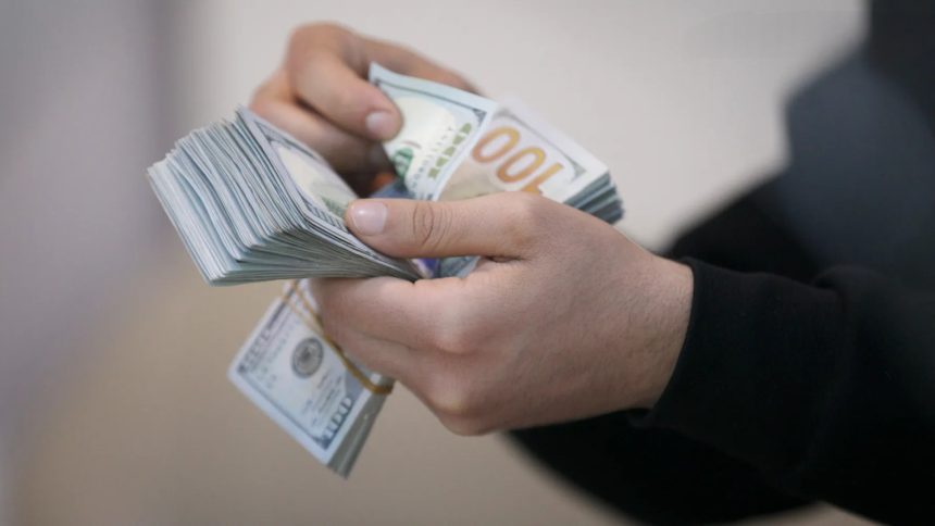 سعر الصرف يفتتح تعاملات الأسبوع على ارتفاع: 153,500 دينار مقابل 100 دولار