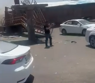 بالفيديو.. سقوط جسر المشاة المعلق في حي الرسالة وسط البصرة